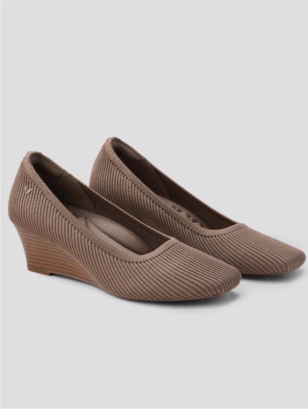 NWOT VIVAIA Margot Wedge Pro Square-Toe Heel in espresso size 37 or US 6.5 knit